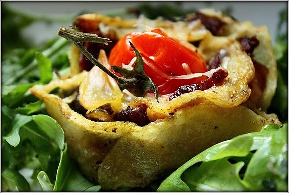Róże z grillowanej kalarepy z boczkiem, radamerem i pomidorkami koktajlowymi
