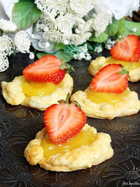Francuskie ciasteczka z lemon curd i truskawkami