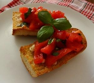 Bruschetta z pomidorami, bazylią i czosnkiem na chrupiącej bagietce