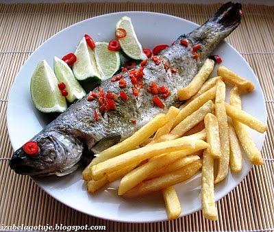 Pieczony pstrąg z chilli i limonką