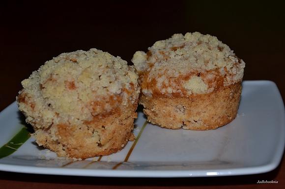 Muffinki z rabarbarem i kruszonką