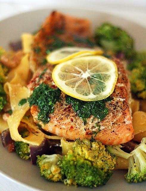 Łosoś w koperku z cytryną na makaronie tagliatelle z brokułami