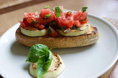 Grzanka z cukinią i pomidorami