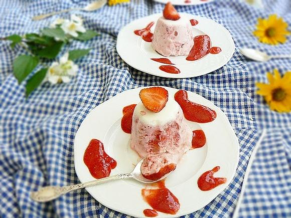 Lody truskawkowo orzechowe