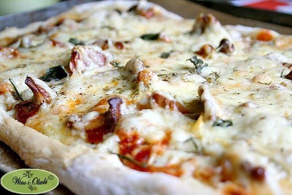 Pizza z kurkami, rozmarynem i sosem czosnkowym