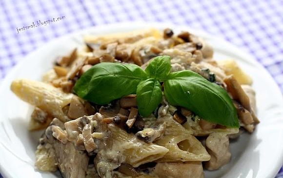 Penne z kurczakiem, pieczarkami i bazylią