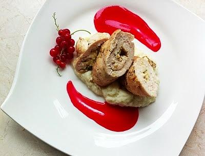 Drobiowe roladki nadziewane pesto z cieciorki i puree z kalafiora