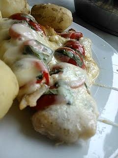 Rybka z mozzarellą i pomidorami