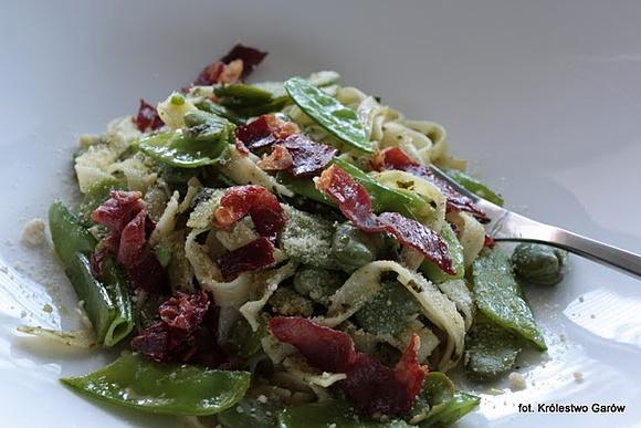 Tagliatelle z bobem i zielonym groszkiem