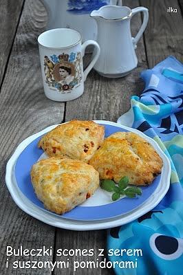 Bułeczki scones z serem i suszonymi pomidorami