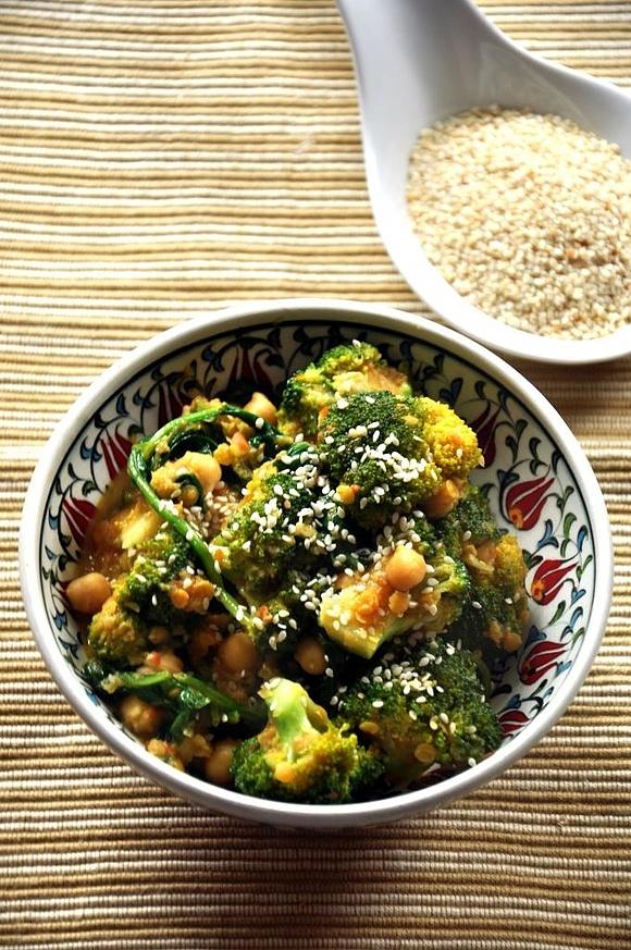 Curry z ciecierzycą, pomidorami i szpinakiem