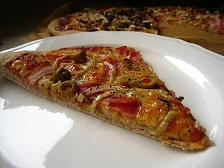 Razowa pizza na cienkim cieście wyrabiana robotem