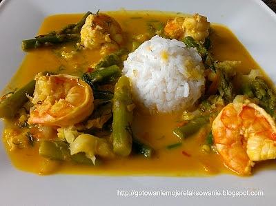 Curry szparagowo-kalafiorowe z krewetkami
