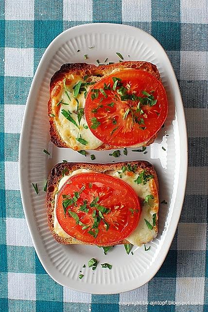 Zapiekanki z mozzarellą, pomidorem i anchois