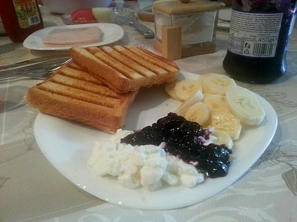 Maślane tosty z masłem orzechowym i bananem
