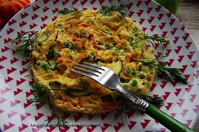 Lekki omlet z groszkiem cukinią i marchewką