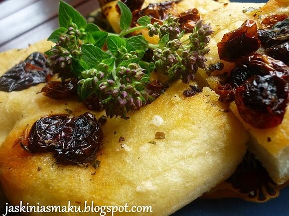 Focaccia z suszonymi pomidorami i oliwkami