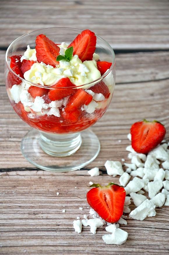 Eton Mess z truskawkami i imbirem