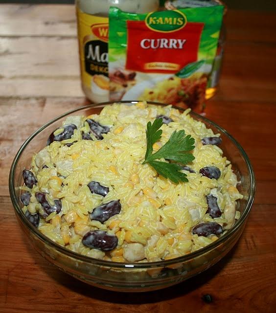 Sałatka curry z ryżem i kurczakiem w sosie majonezowo-miodowym