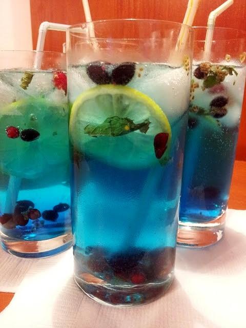 Blue Laguna - przepis na orzeźwiający drink z wódką i blue curaçao