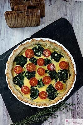 Tarta ze szpinakiem i pomidorkami koktajlowymi w sosie holenderskim