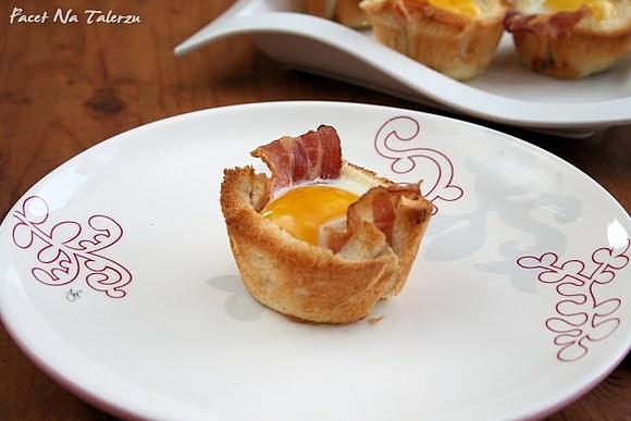 Tostowe muffinki z boczkiem i jajkiem