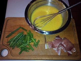 Omlet ze szparagami i szynką