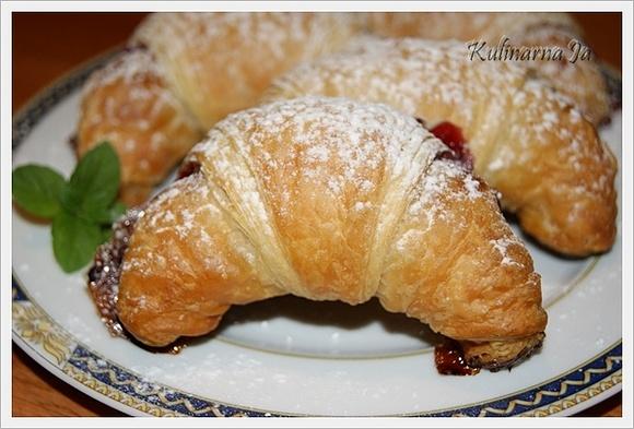 Croissanty z konfiturą z czarnej porzeczki