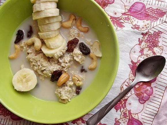 Owsianka z mlekiem ryżowym, bananem i rodzynkami