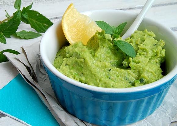 Miętowa pasta z groszku i avocado