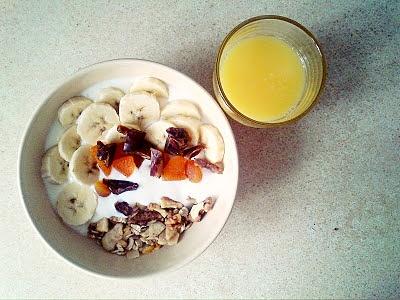 Musli tropikalne z bananem, morelą i jogurtem naturalnym