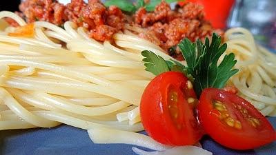 Spaghetti z mięsem mielonym z indyka i pomidorami