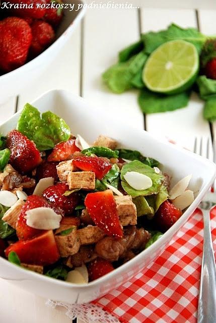 Sałatka z truskawkami, tofu i szpinakiem