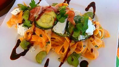 Tagliatelle z cukinią bobem i kozim serem
