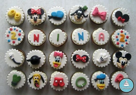 Cupcakes z motywami klubu przyjaciół myszki miki na drugie urodziny