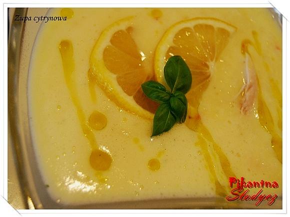 Zupa cytrynowa grecka avgolemono kremowa o wyrazistym smaku cytryn