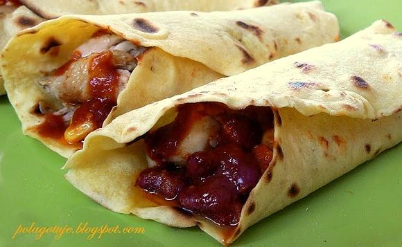 Tortilla z pieczonym kurczakiem i salsą pomidorowo-paprykową