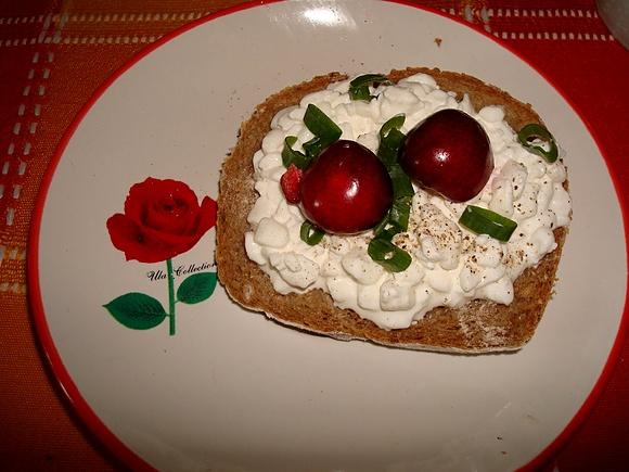 Chleb orkiszowy z serkiem wiejskim, szczypiorkiem i czereśnią