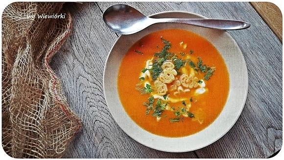 Włoska zupa pomidorowa z makaronem - przepis Nigelli