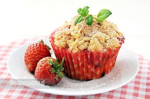 Muffiny z truskawkami i kruszonką