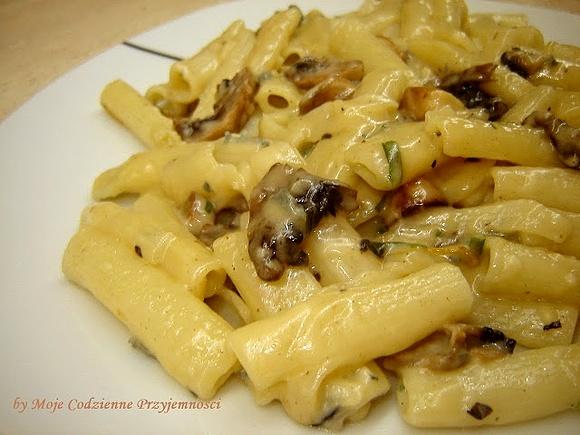 Makaron z sosem serowo-pieczarkowym