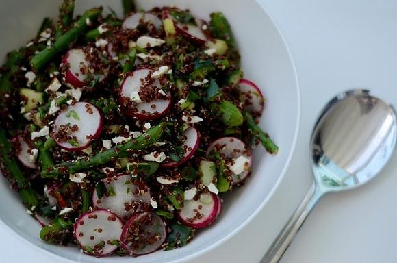 Czerwona quinoa z zielonymi szparagami