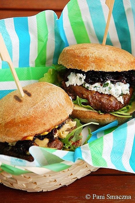 Wołowe burgery z rukolą i karmelizowaną cebulą w pełnoziarnistej bułce