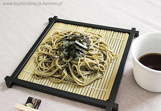 Hiyashi chasoba makaron gryczany z zieloną herbatą matcha na zimno