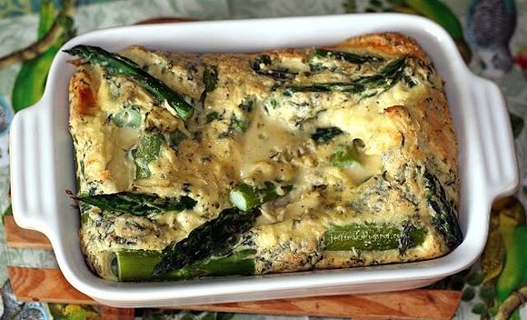 Zapiekany omlet ze szparagami i serem