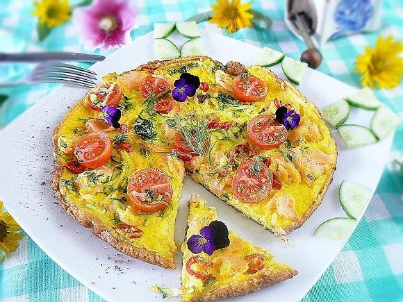 Omlet z warzywami i łososiem wędzonym