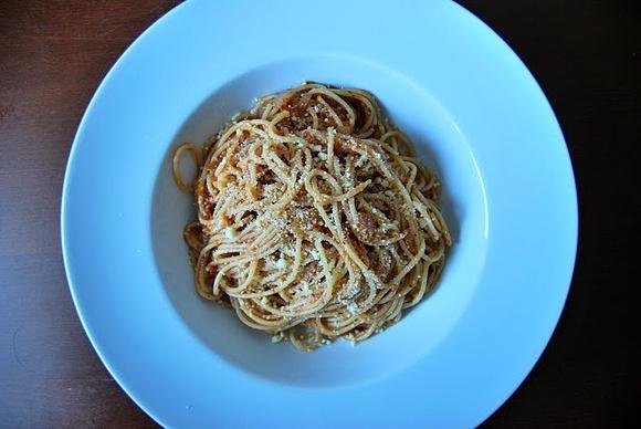 Spaghetti Napoli z domowym sosem pomidorowym i parmezanem