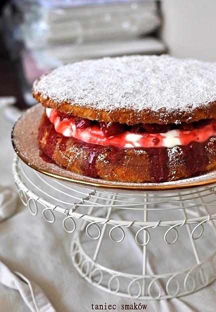 Victoria sponge cake z balsamicznymi truskawkami i mascarpone