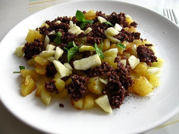 Kruszonka z kaszanki z ziemniakami i purée jabłkowym
