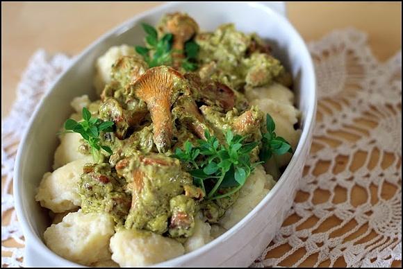 Serowe gnocchi z kurkami i pesto